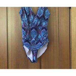 Garnet Hill V Neck One Piece Swimsuit size 6